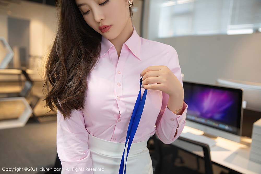 [Xiuren秀人网]2021.12.15 NO.4341 完美绝伦的身段半遮半掩 杨晨晨Yome