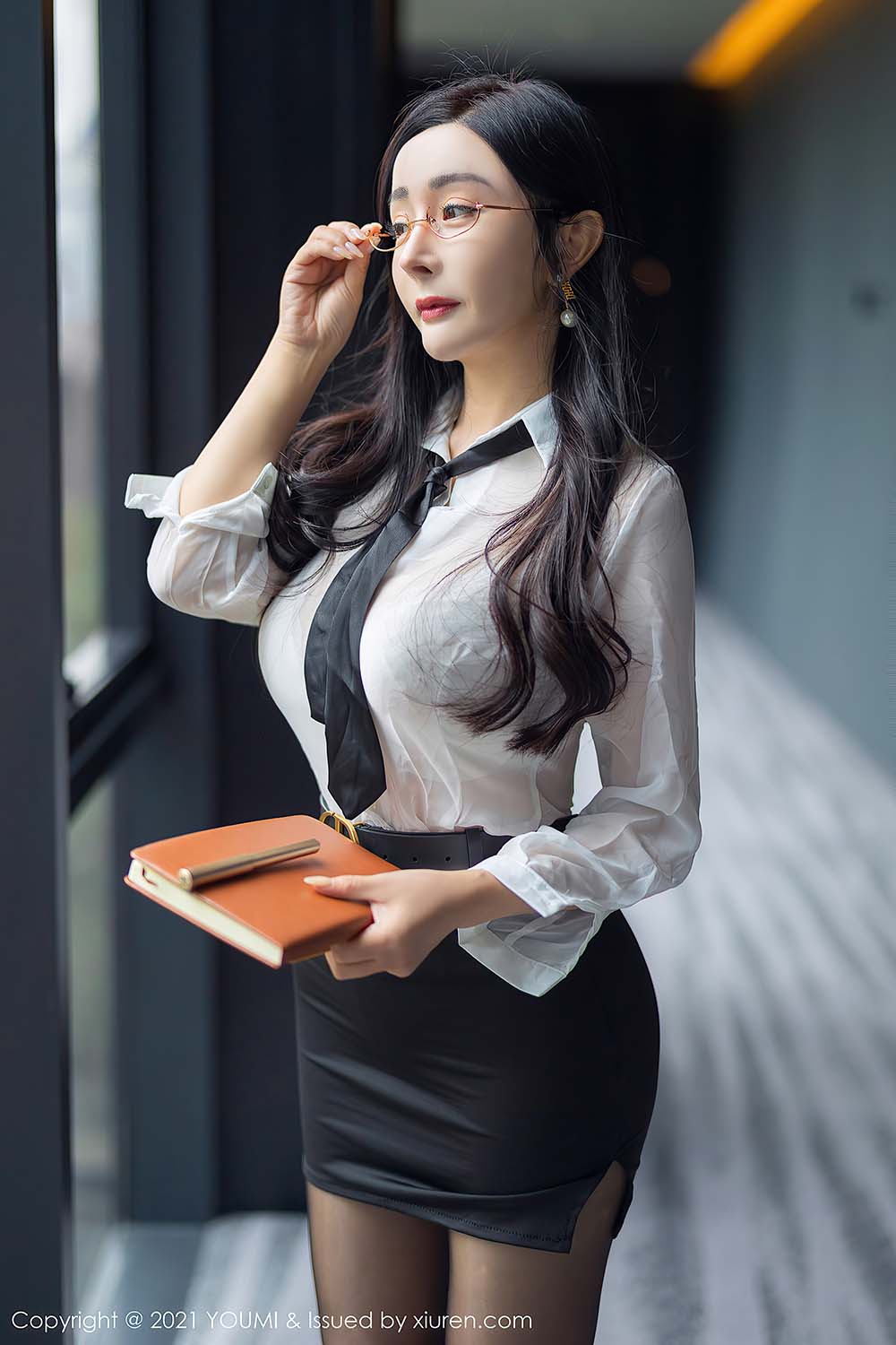 [YouMi尤蜜荟]2021.11.26 VOL.723 职业装服饰与极致魅惑黑丝 允爾