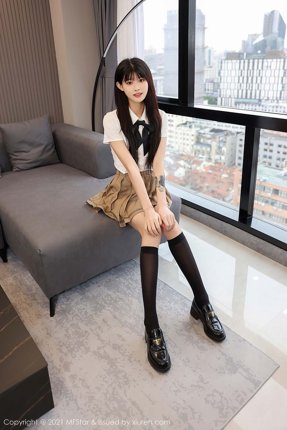 [MFStar模范学院]2021.12.10 VOL.546 短款白T搭配黑丝 77qiqi