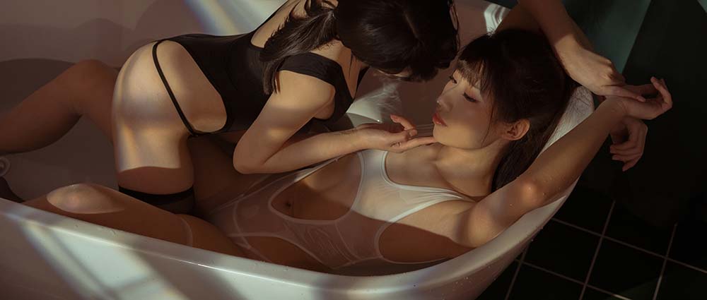 七月喵子 – 黑白双人浴缸