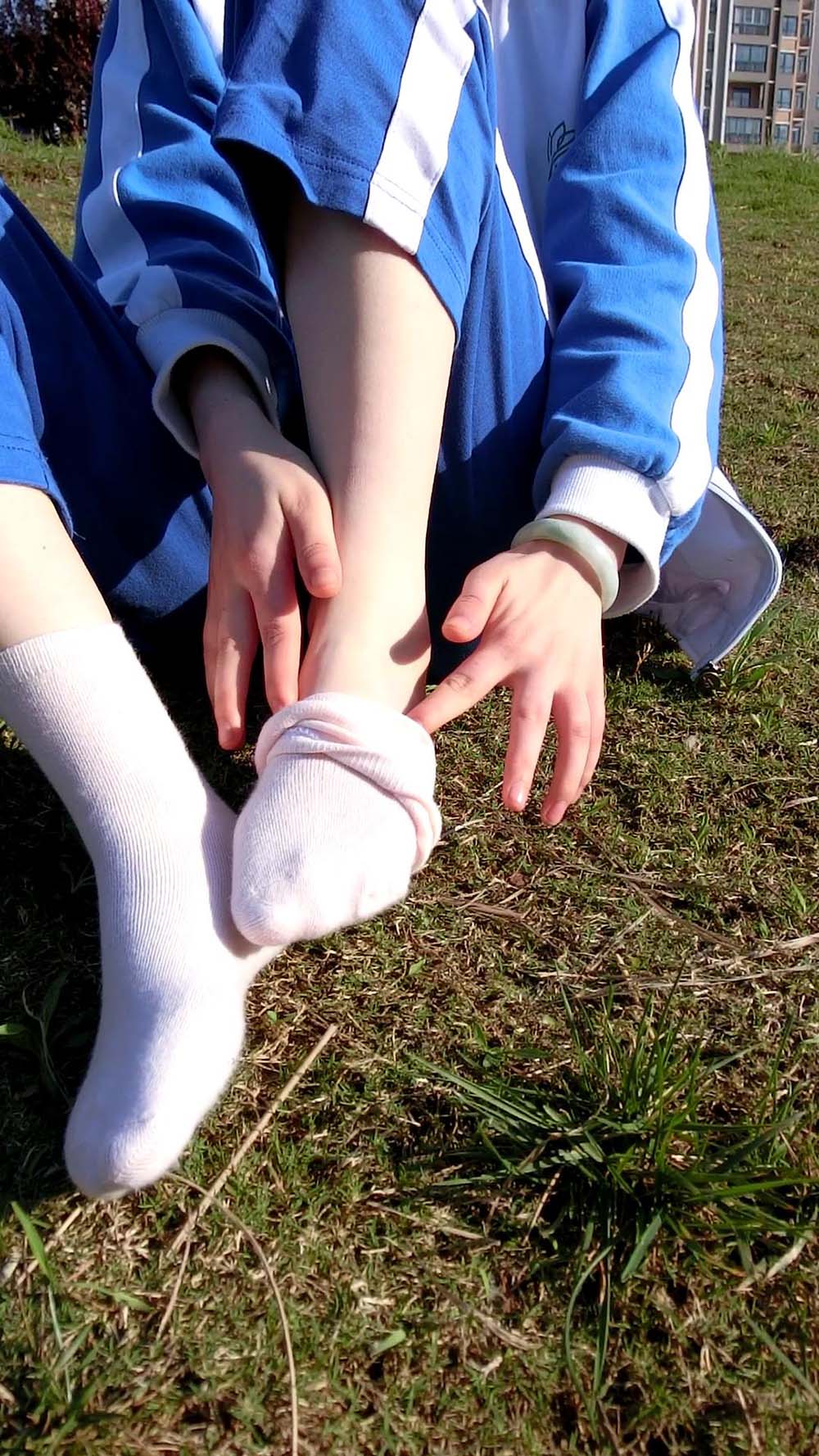 西尔酱 – 路边穿脱短袜