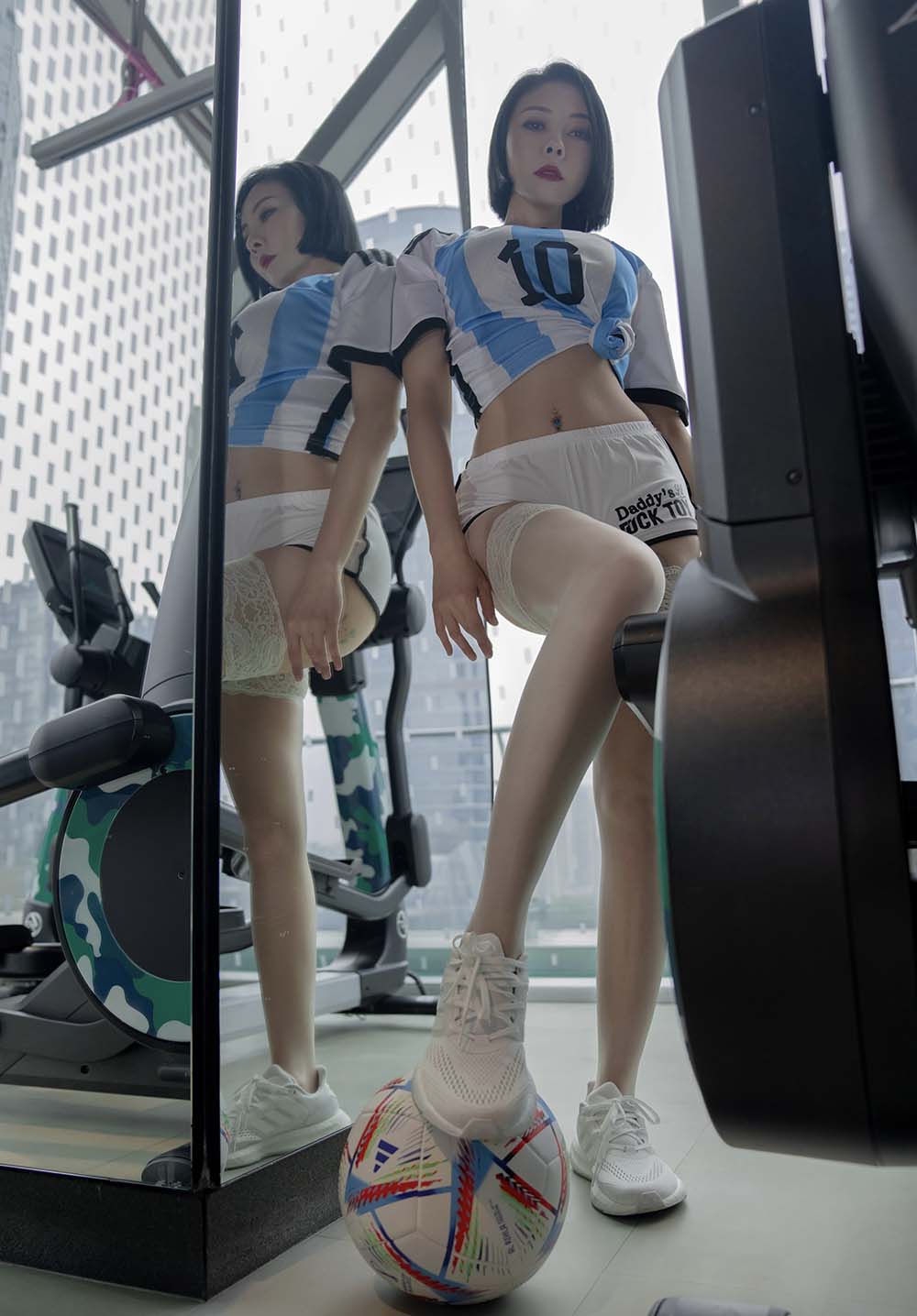 果儿Victoria – 浴室足球