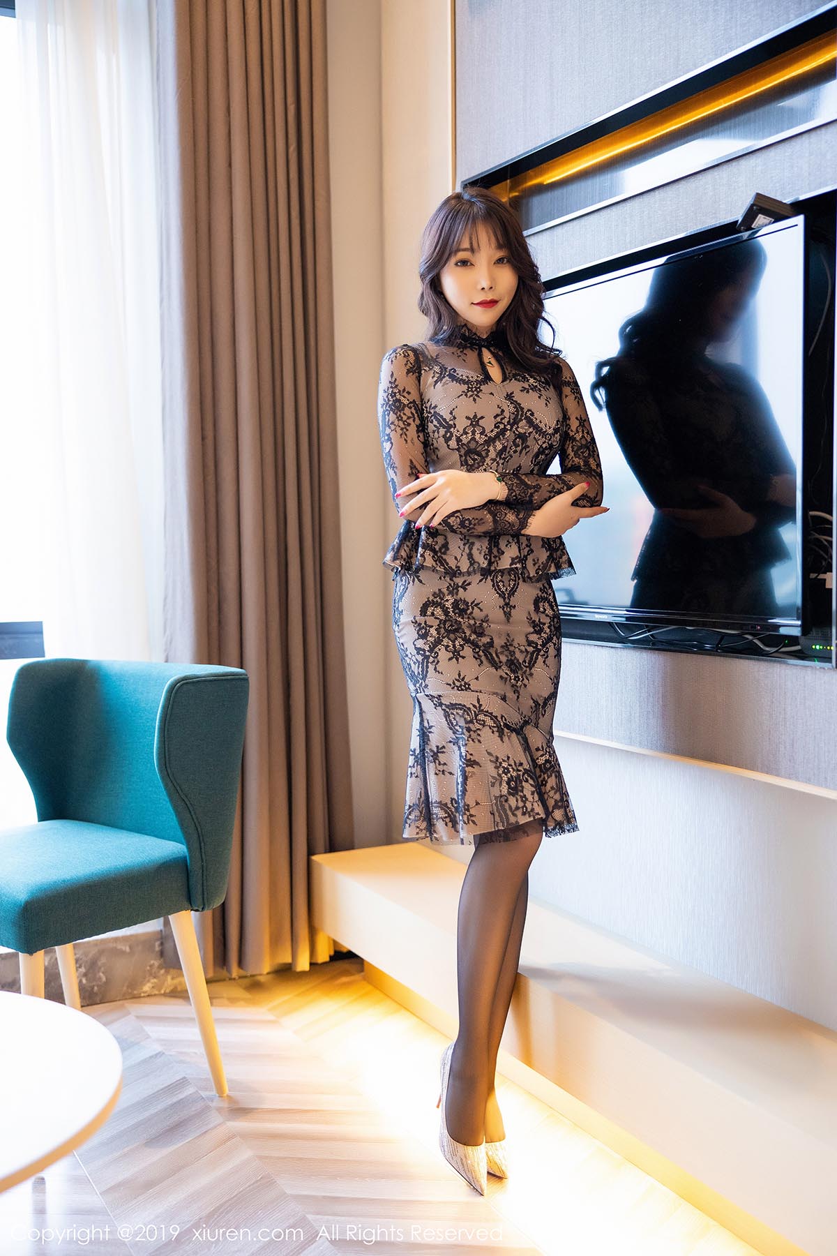 [Xiuren秀人网]XR20191031N01764 2019.10.31 NO.1764 魅惑黑丝下的芊芊美腿 芝芝Booty