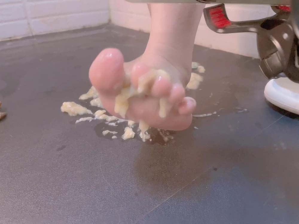 地瓜小盆友 – 果足踩香蕉