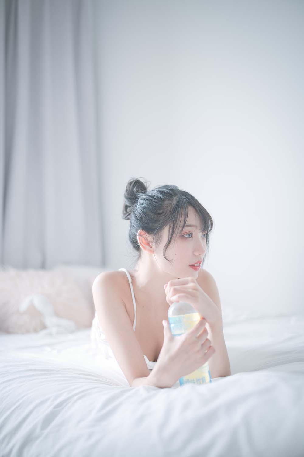 周叽是可爱兔兔 – 白色睡衣