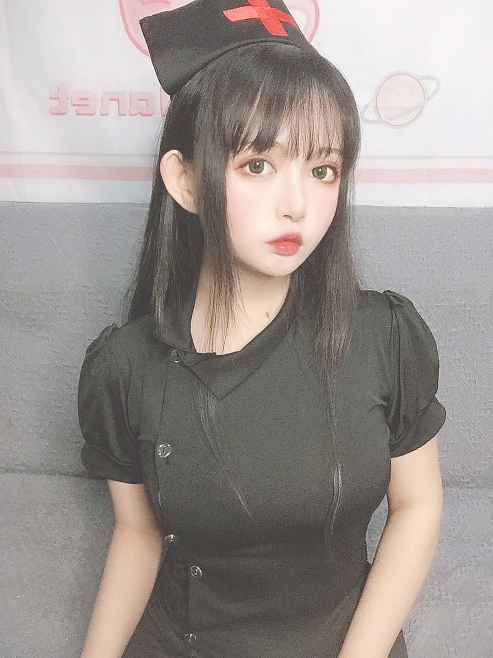 黑猫猫OvO – 护士喵自拍