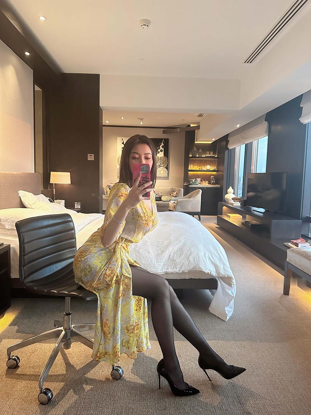 果儿Victoria – 黄色战袍