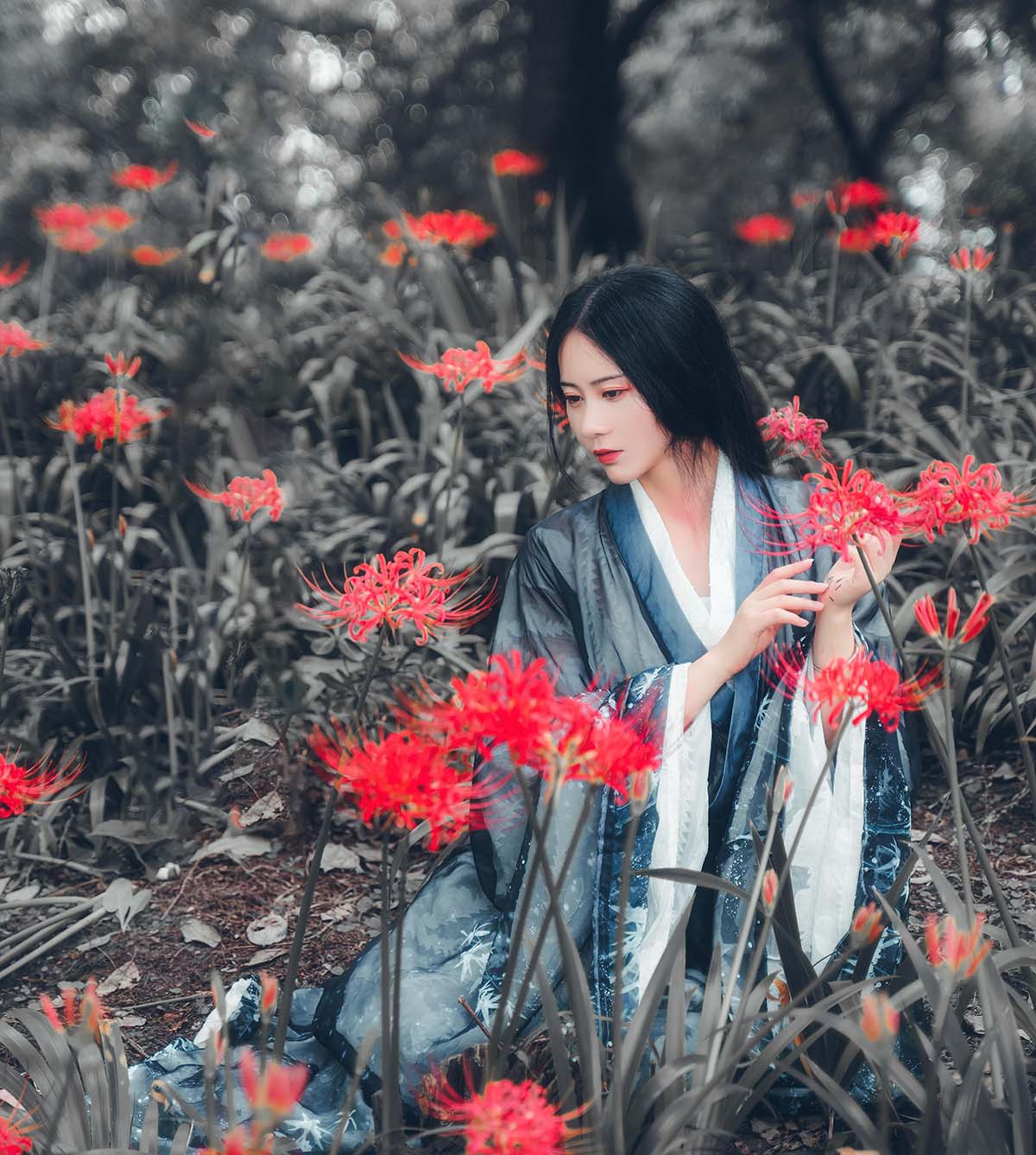 拿相机的执义 – 汉服古风写真彼岸花