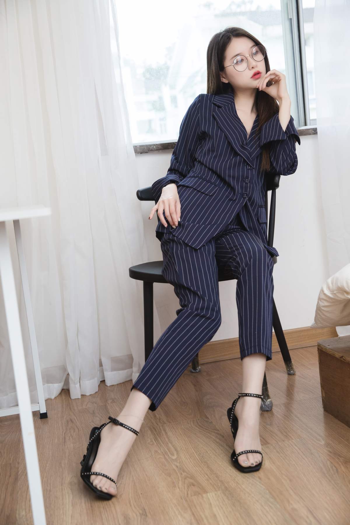 Sia不吃鱼 – 条纹职业装